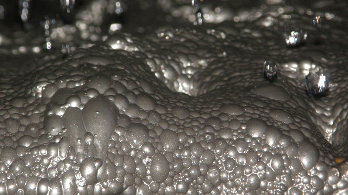 Batería de celdas de flotación de cobre y oro en operación activa dentro de una planta concentradora minera