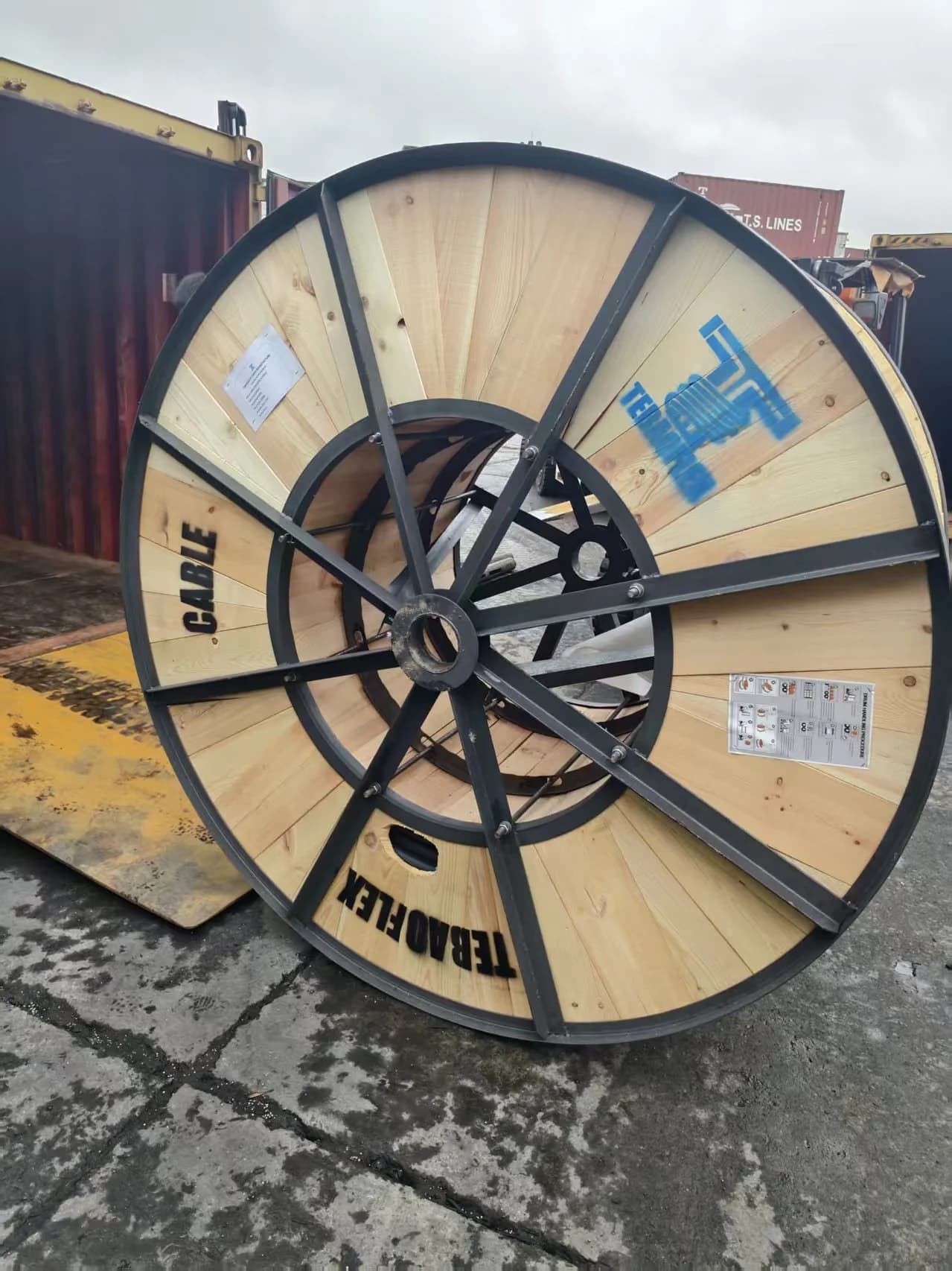 Figura 4: Carretes de madera reforzada con estructura de acero TEBAOFLEX listos para exportación a faenas mineras.