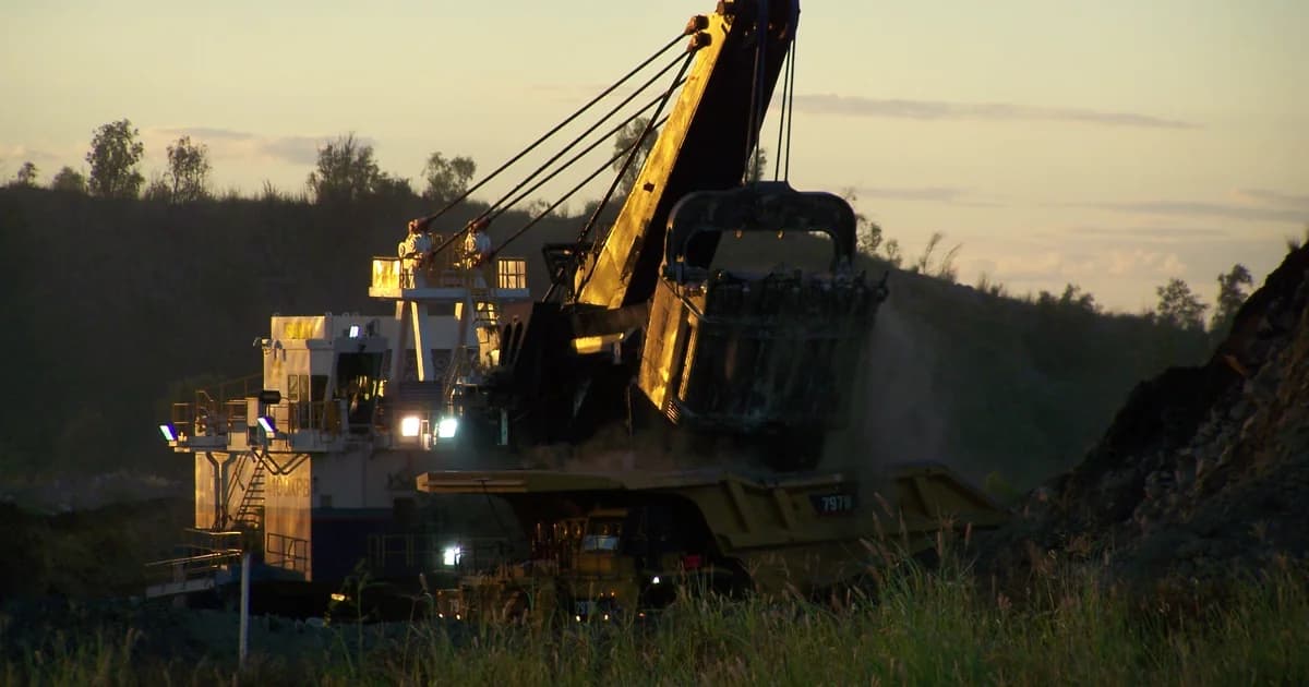 Pala eléctrica de cable Komatsu P&H 4100XPB cargando camión minero CAT 797 en banco de extracción
