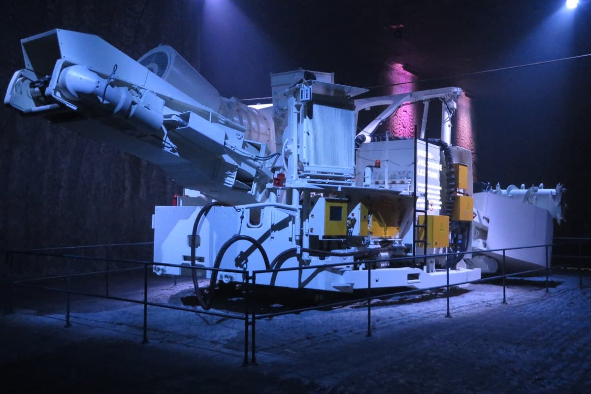 Minador continuo rozadora en frente de extracción subterránea con cabezal de picos de corte y cable de potencia