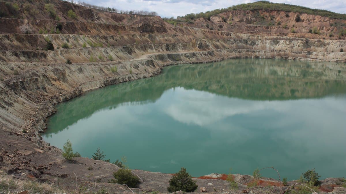 Estación de bombeo de agua y motores eléctricos accionados por variadores en tajo minero a cielo abierto