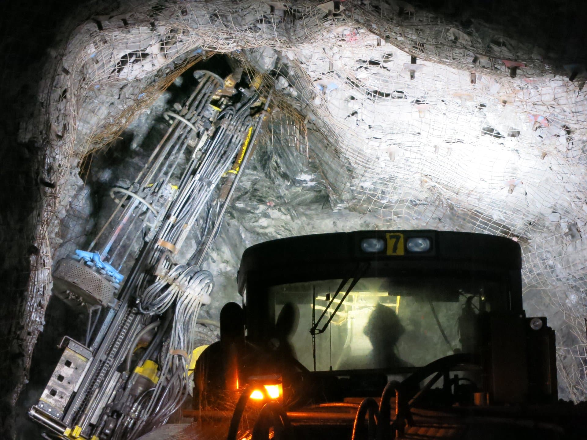 Equipo de perforación jumbo en interior de mina y pala eléctrica a tajo abierto operando con cables de arrastre de uso rudo Type G-GC y SHD-GC