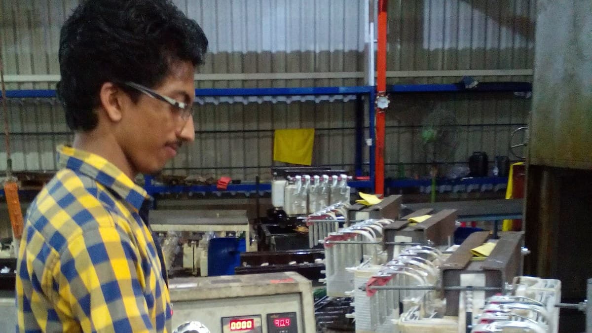 Ingeniero eléctrico realizando pruebas dieléctricas y de control de calidad para homologación de cables mineros en México