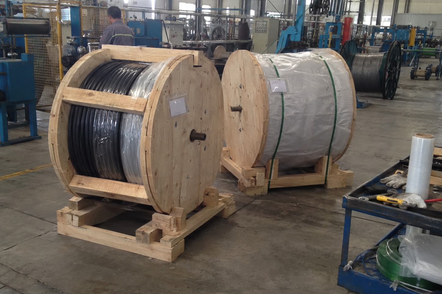 Embalaje de cables mineros en carretes de madera reforzada y zunchado