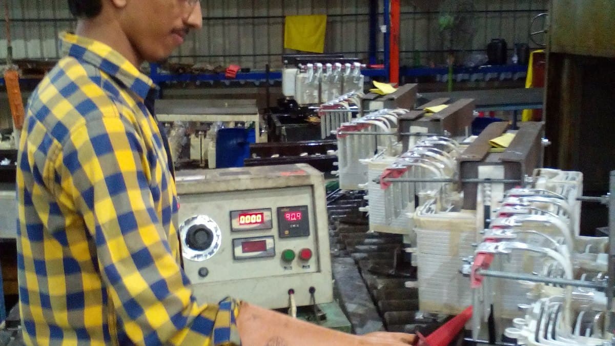 Ingeniero electricista en faena minera realizando inspección de cubierta y pruebas de continuidad sobre cable eléctrico de arrastre