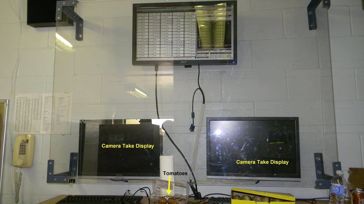 Pantalla de control y monitoreo en laboratorio de pruebas de fuego para certificación de resistencia de materiales ignífugos