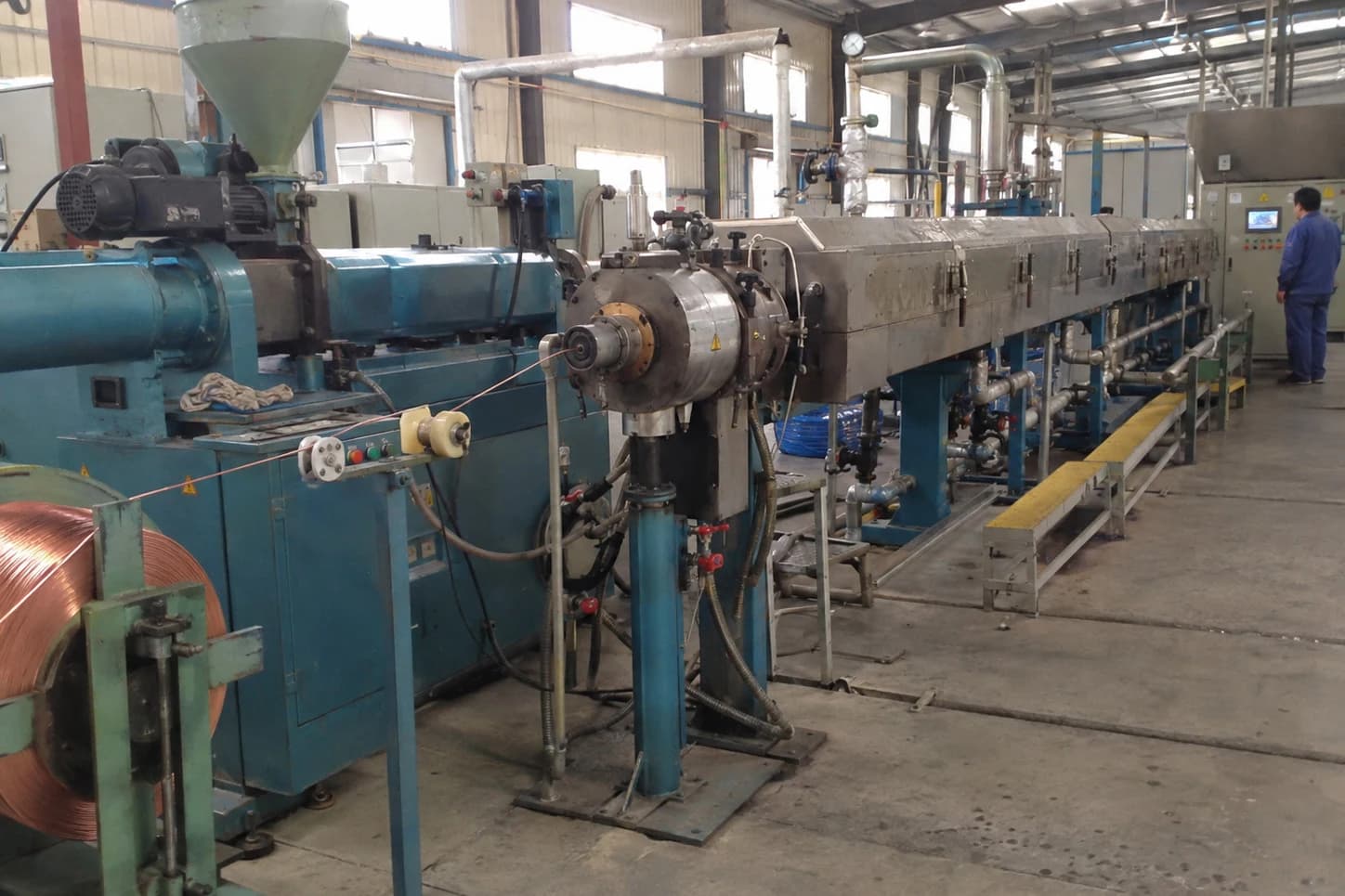 Línea de extrusión triple en catenaria continua y vulcanización de aislamiento EPR para cables mineros de media tensión