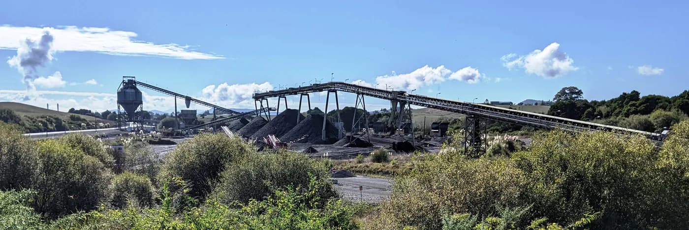 Pilas de carbón y bandas transportadoras en Rotowaro, distrito de Waikato, Nueva Zelanda
