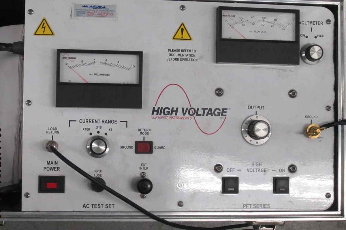 Detalle de las capas semiconductoras interna y externa pelables y pantalla de cobre en cable de media tensión