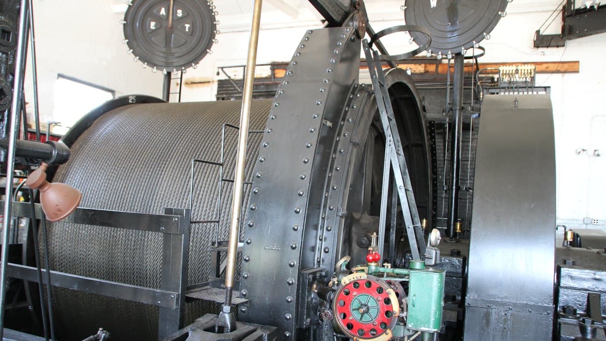 Gran tambor de enrollado de malacate de extracción en casa de máquinas subterránea con motor eléctrico de potencia
