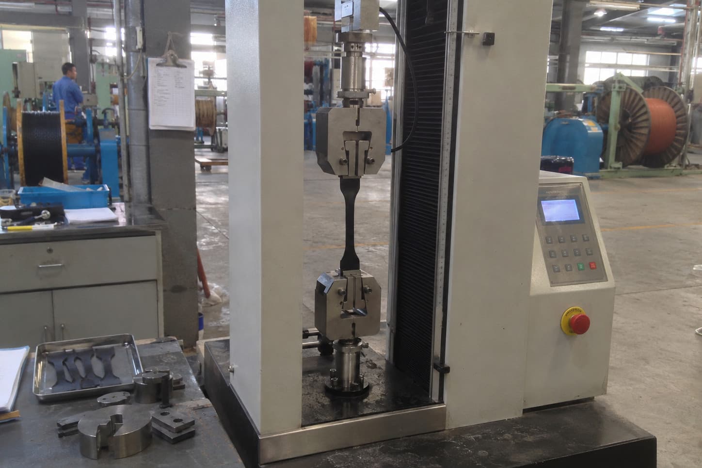 Ensayo de resistencia a la tracción y elongación a la rotura en laboratorio de control de calidad sobre cubierta de CPE