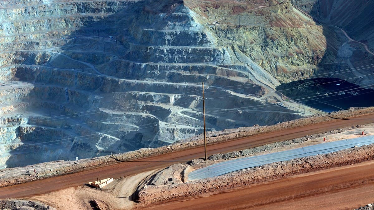 Tajo minero a cielo abierto de cobre en Morenci bajo sol extremo y altas temperaturas ambientales desérticas