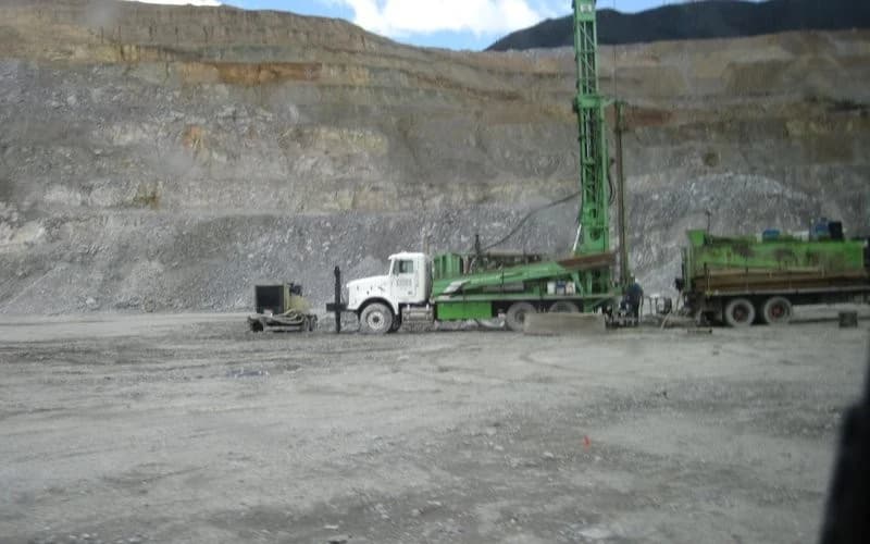 Sección transversal simétrica del cable Type G-GC 2000 V mostrando tres fases, dos tierras verdes y conductor piloto para empernadora Boltec y Sandvik DS