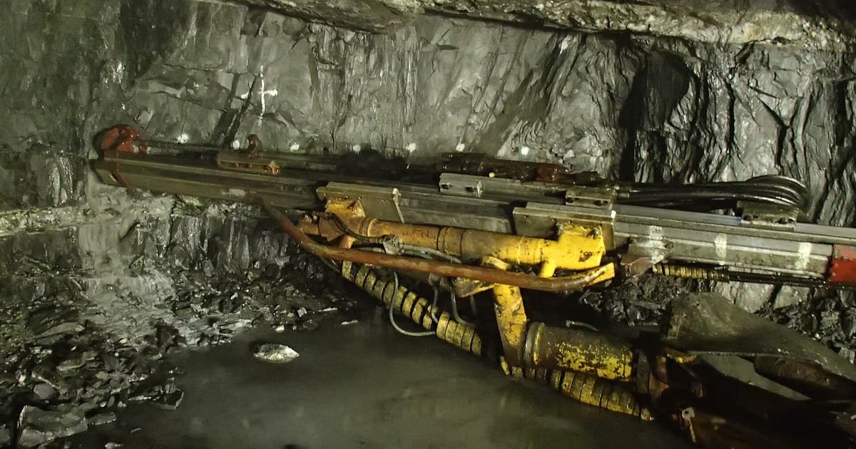Jumbo de perforación trabajando en un frente de roca dentro de una mina subterránea