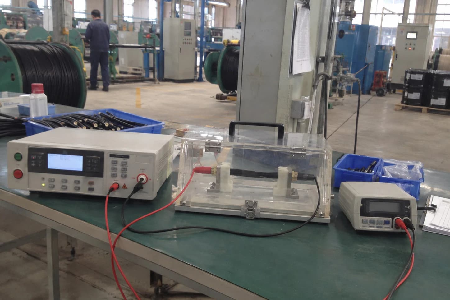 Consola de pruebas de alta tensión en corriente alterna (Hipot AC) y detector de descargas parciales en jaula de Faraday