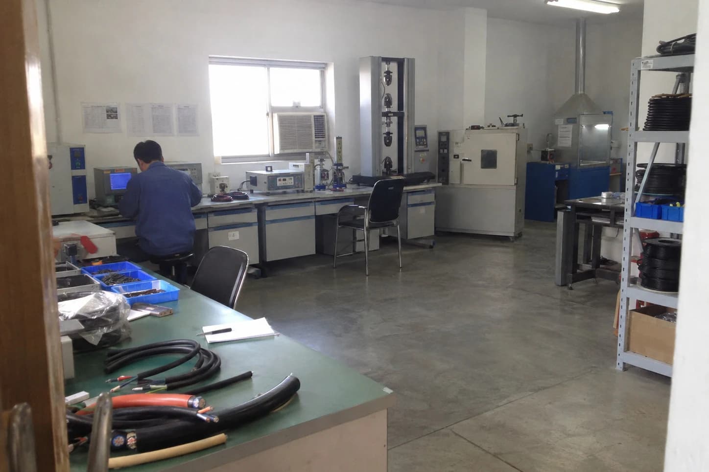 Vista panorámica del laboratorio de pruebas eléctricas y mecánicas de aceptación en fábrica para cables mineros