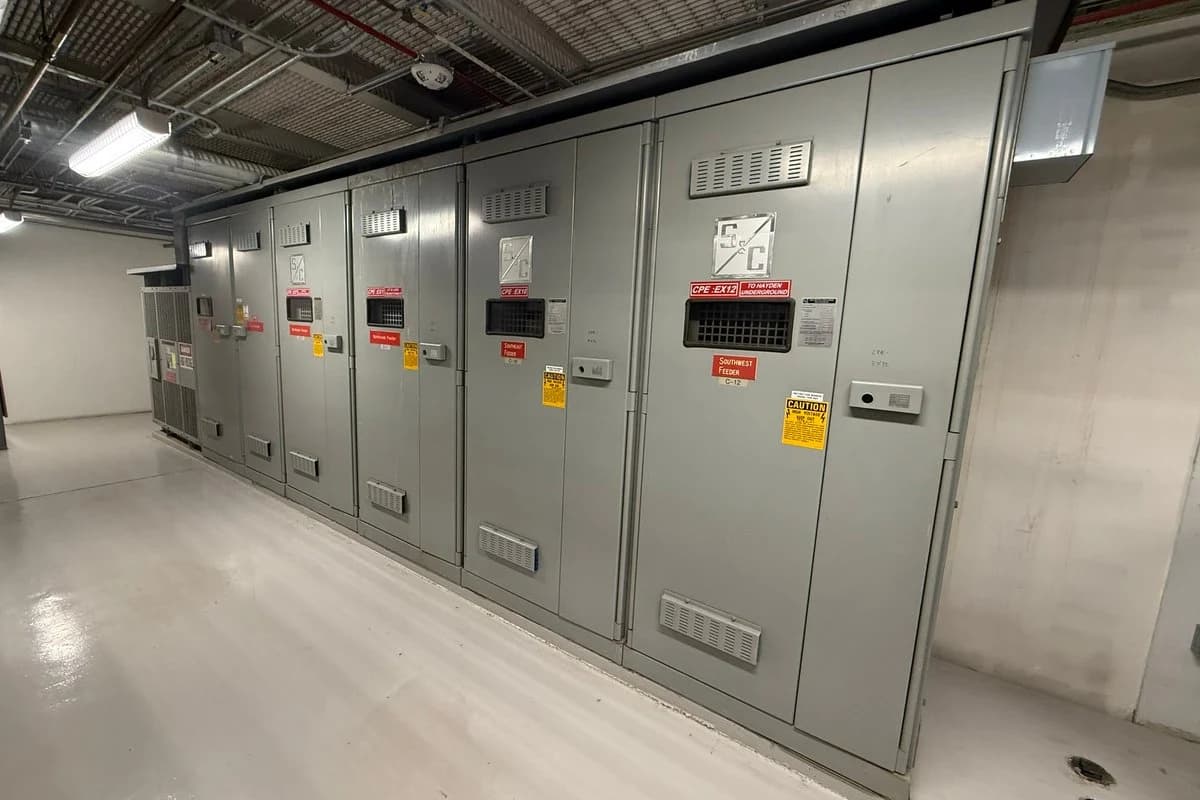 Sala eléctrica minera con gabinetes de variadores de frecuencia (VFD) y acometidas de cables apantallados con prensaestopas EMC