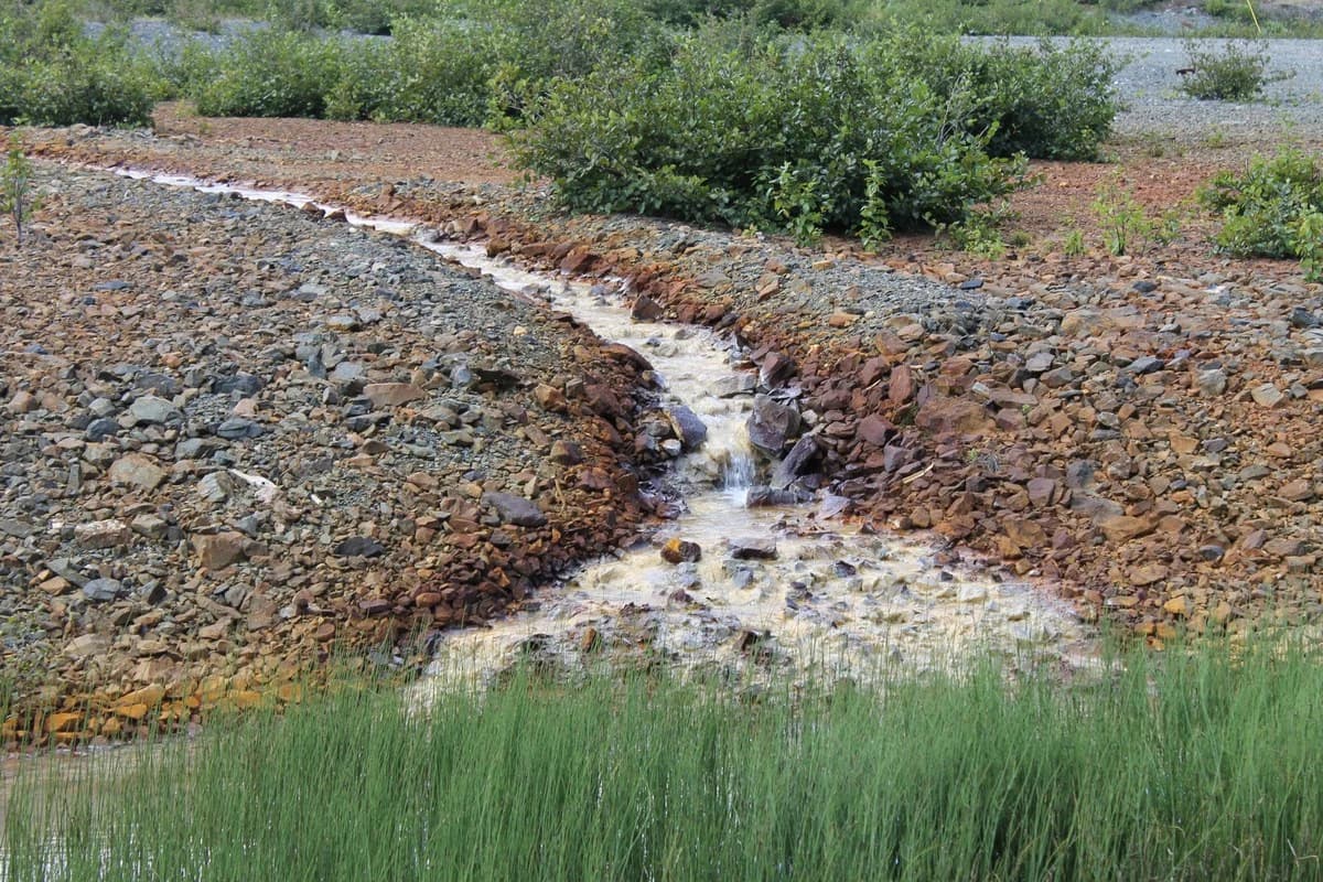 Galería subterránea y frente minero expuesto a lodos con drenaje ácido de roca y sulfuros