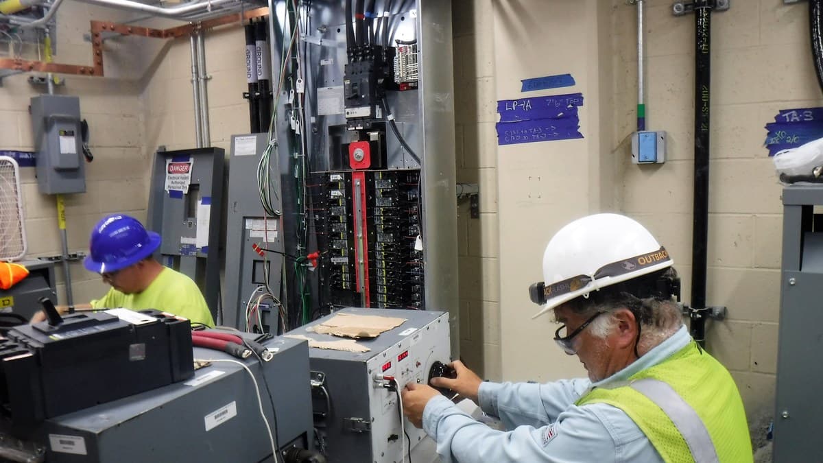 Ingeniero electricista realizando prueba de aislamiento y resistencia dieléctrica con equipo Megger en tablero industrial