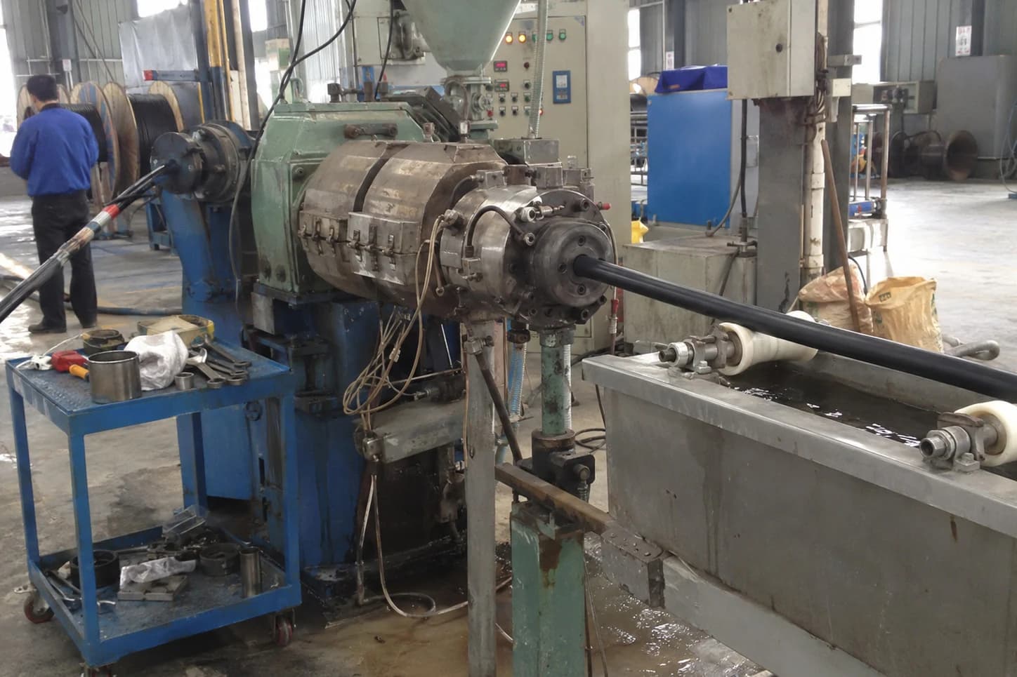 Línea de extrusión y vulcanización continua en catenaria aplicando cubierta termofija de polietileno clorado sobre cable minero
