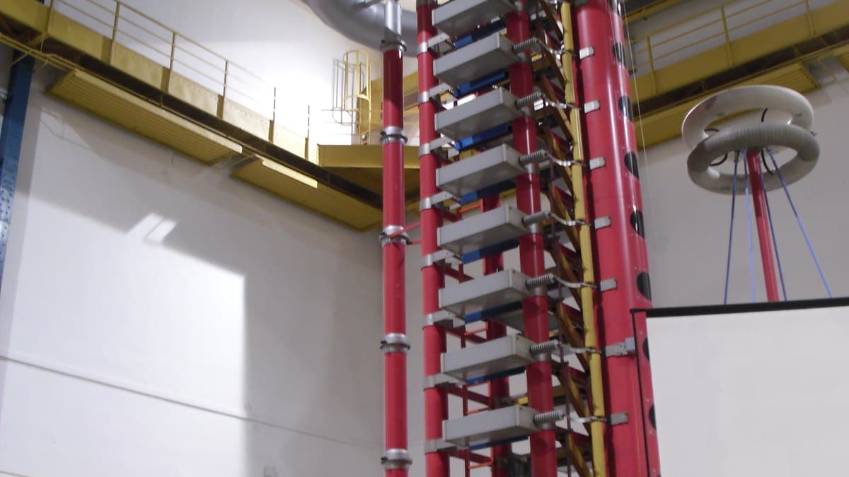 Laboratorio de pruebas de alta tensión y descargas parciales con generadores de impulso para cables eléctricos mineros