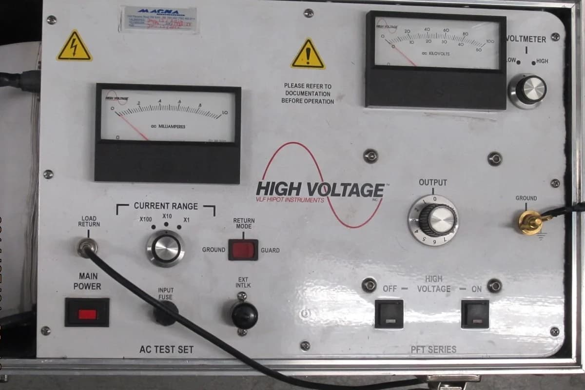 Banco de pruebas de alta tensión ejecutando ensayo de rigidez dieléctrica y descargas parciales sobre cables y empalmes mineros
