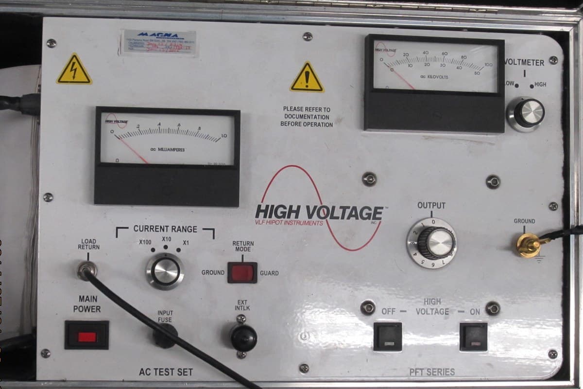 Consola de control de laboratorio para pruebas de alta tensión dieléctrica y rigidez en conductores eléctricos