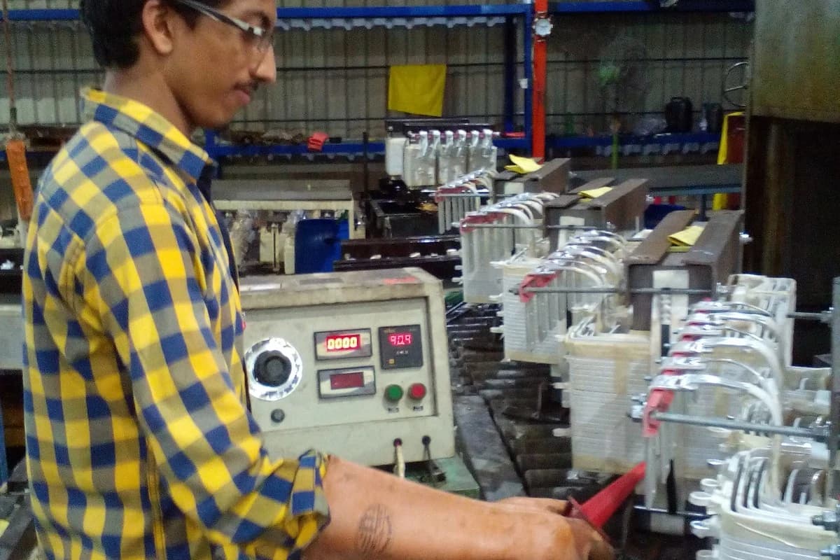 Ingeniero analizando traza de reflectometría en el dominio del tiempo (TDR) sobre un carrete de cable minero