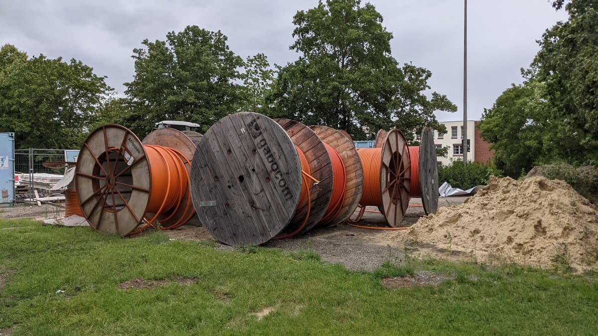 Inspección de carretes de cable de potencia en almacén minero para pruebas de aceptación técnica
