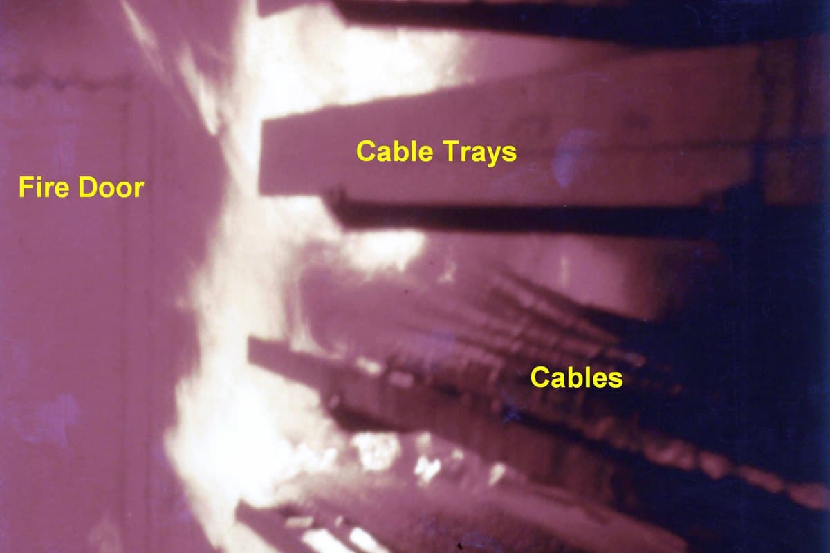 Ensayo de fuego y propagación de flama en bandeja vertical de cables industriales dentro de laboratorio especializado