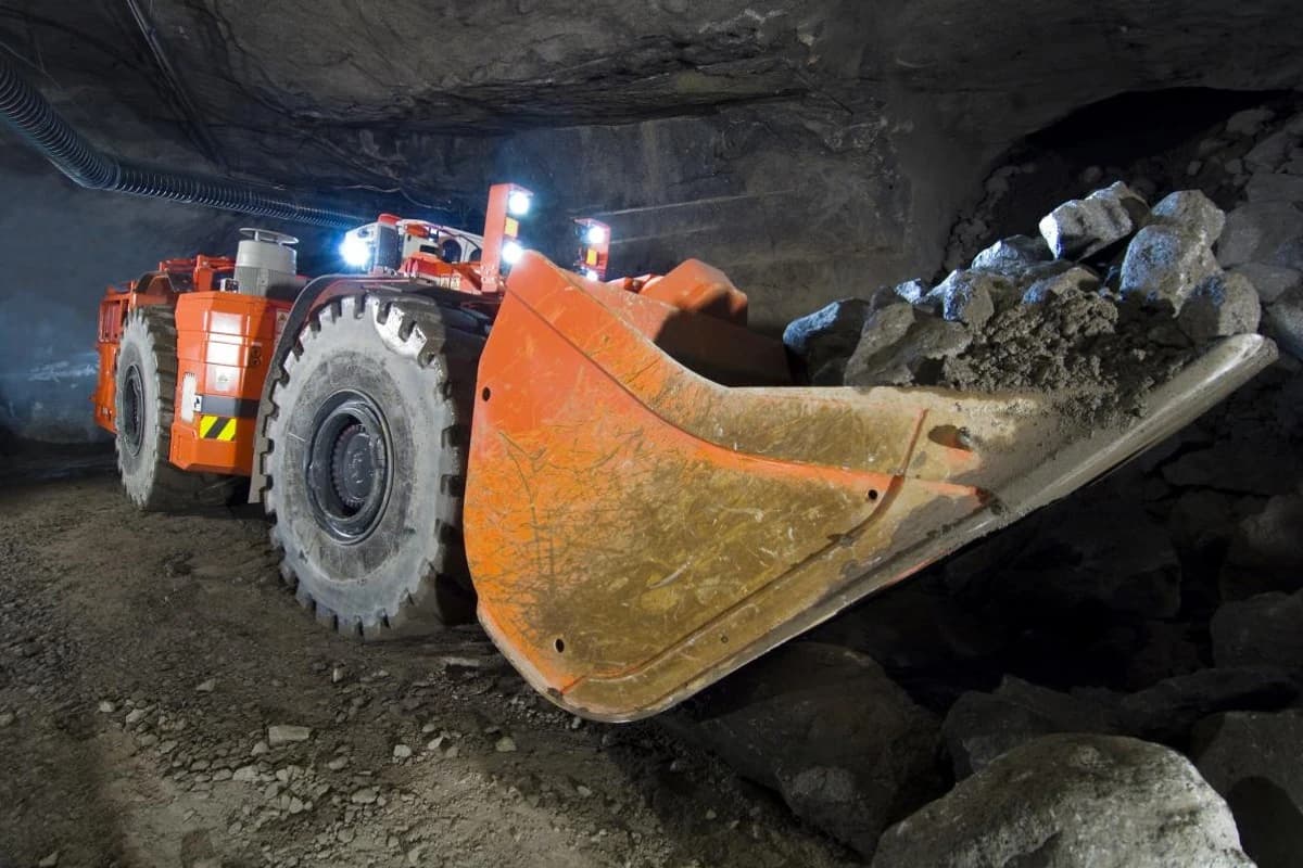 Minador continuo y carro lanzadera shuttle car operando en galería subterránea con cable de arrastre de 995V