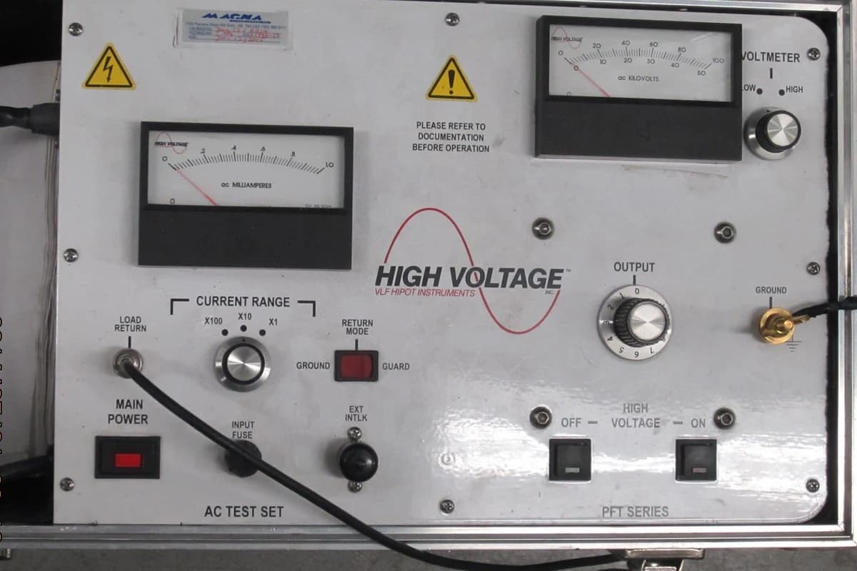 Consola de ensayos de descargas parciales y pruebas dieléctricas VLF y CA en laboratorio para validación de terminaciones y cables mineros