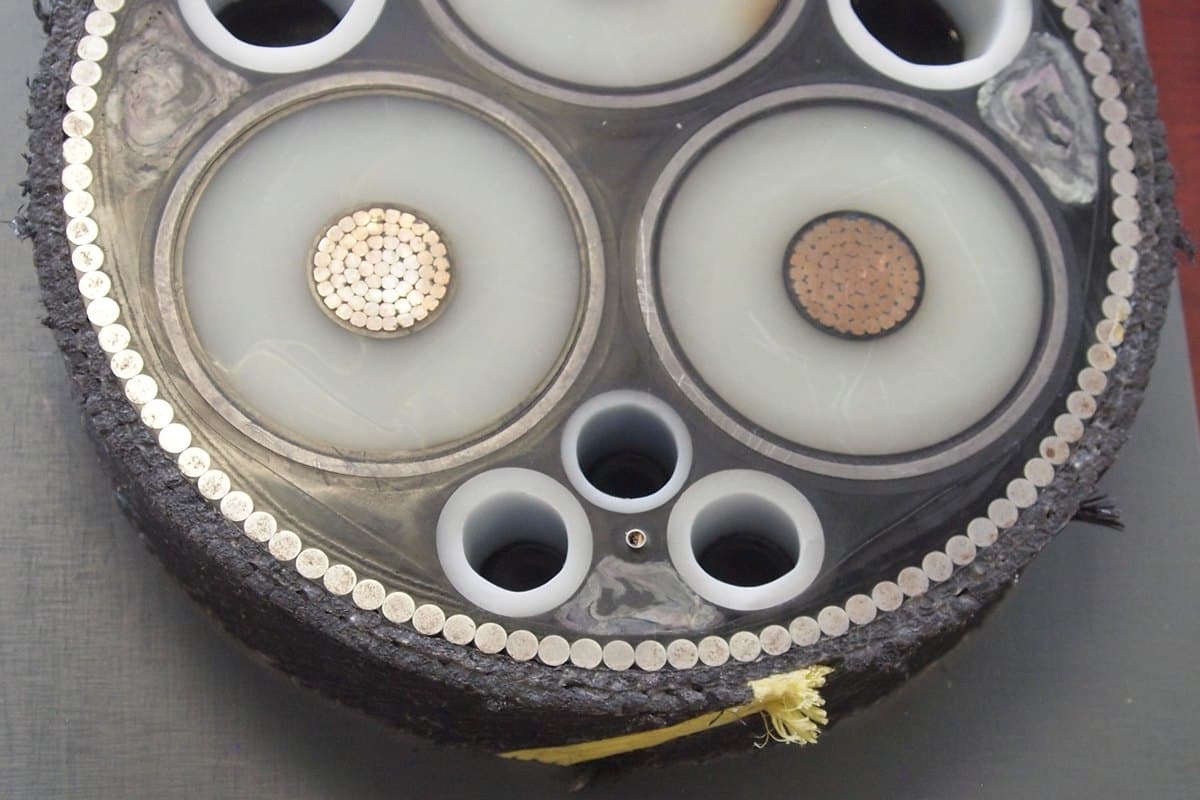 Detalle macroscópico de la sección transversal de un cable minero blindado mostrando conductores compactos y cubierta gruesa