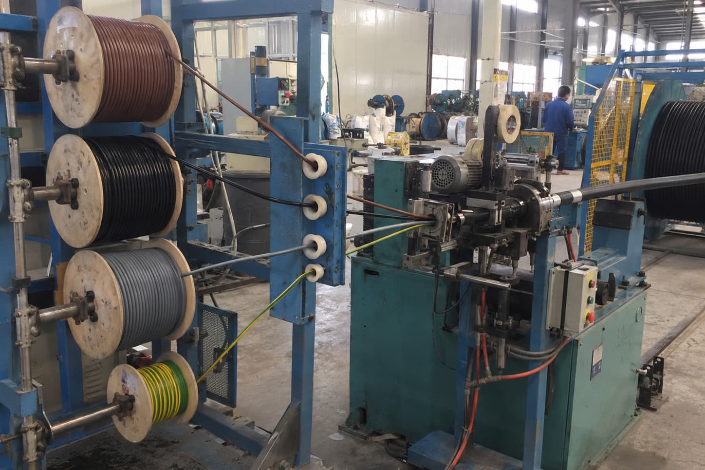 Cableado de conductores aislados y encintado del núcleo