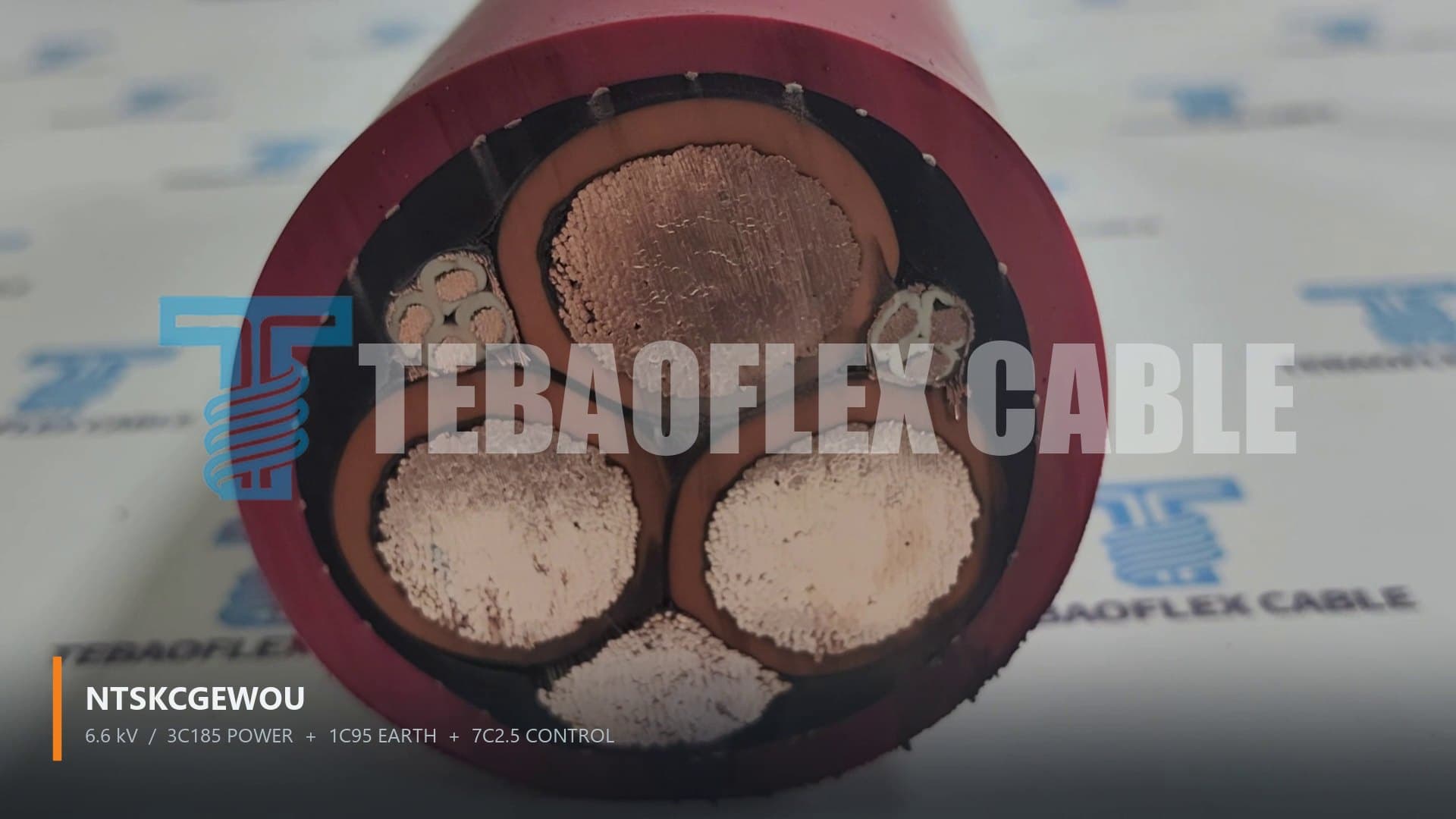 Corte transversal de un cable rojo (N)TSKCGEWOU de 6.6 kV con tres conductores de potencia, un conductor de tierra y dos grupos de conductores de control